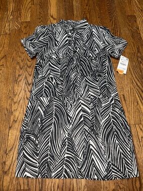 Zara 100% Linen Black & White Abstract Short Sleeve Dress with front pockets